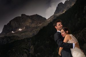 fotografía de boda en el balneario de Panticosa en el Pirineo aragonés al aire libre por Pedro Etura de Etura Weddings