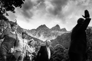 fotografía de boda en el balneario de Panticosa en el Pirineo aragonés al aire libre por Pedro Etura de Etura Weddings