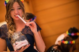 fotografía de boda en el balneario de Panticosa en el Pirineo aragonés al aire libre por Pedro Etura de Etura Weddings